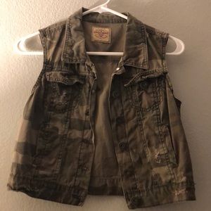 Vest army print size large but fits like a medium